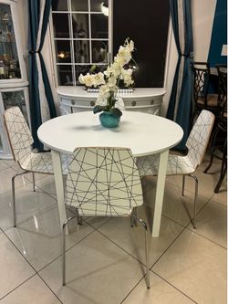Modern Dining table 42”diameter and 29-1/2” hig with 4 chairs in good condition