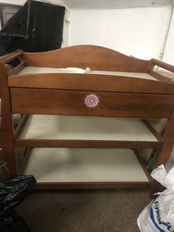 Baby's changing table/shelf