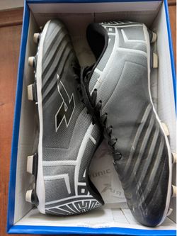 Runic soccer cleats-men’s size 8