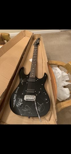 BRAND NEW GUITAR IBANEZ SIGNED BY BAND 3 DAYS GRACE AT THE 2017 ROCK ON THE RANGE FESTIVAL