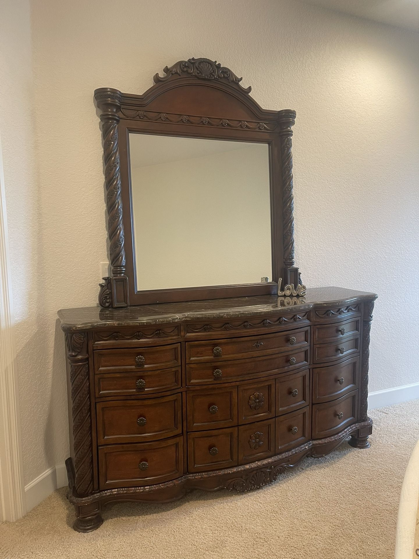 Dresser With Mirror