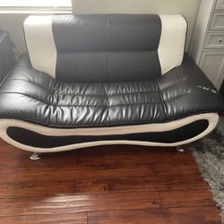 Leather Couch Black And White , Very Nice Couch There Is Damage On Left Arm. Make A Offer