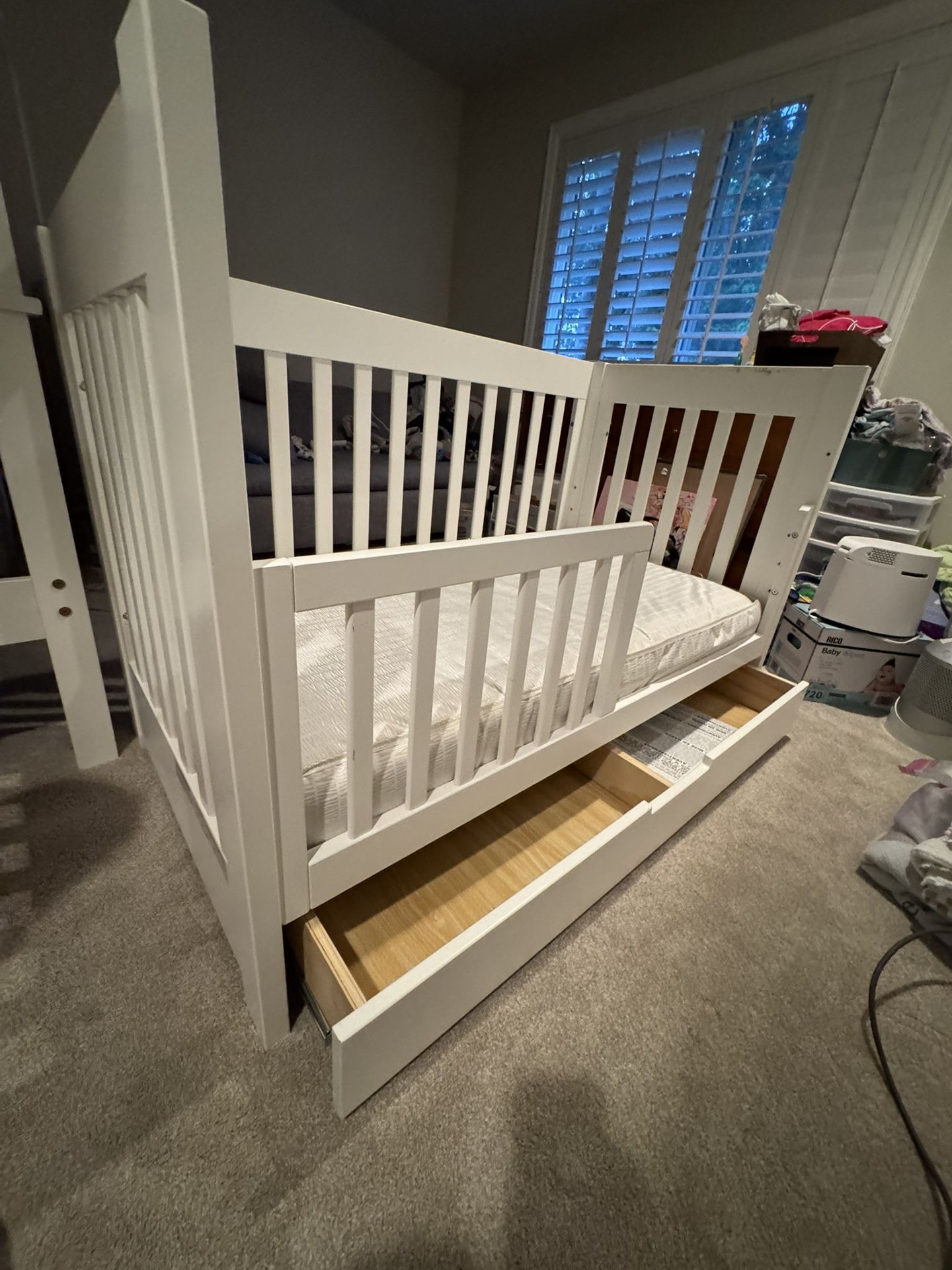 Convertible Crib with Storage Drawer and Mattress