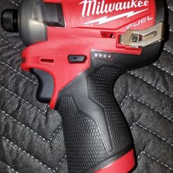 Milwaukee M12 Surge 