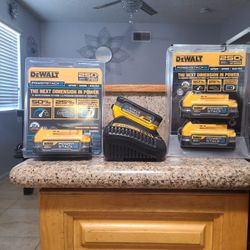 Dewalt 1.7ah 4 Stackable Batteries With Charger New