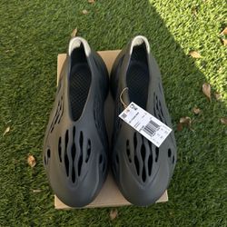 Adidas Yeezy Foam Runner “Carbon”