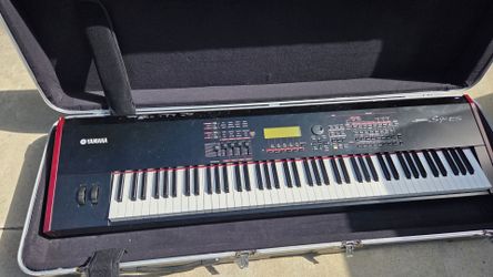 Yamaha s90 es with Gator hardcase with wheels