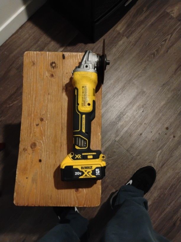DeWalt Angle Grinder 20v With 20v 5AH Battery With Full Charge