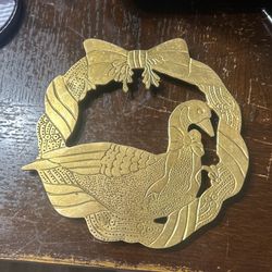 ADORNO DE BRONCE CON PATO Y MOÑO PARA ADORNO O PARA REPOSAR COSAS CALIENTES 