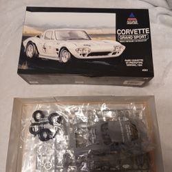 ACCURATE MINIATURES CORVETTE GRAND SPORT HIGHLEY DETAILED 1:24 SCALE KIT 