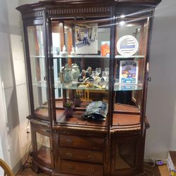 China Cabinet with A curved glass & Lights