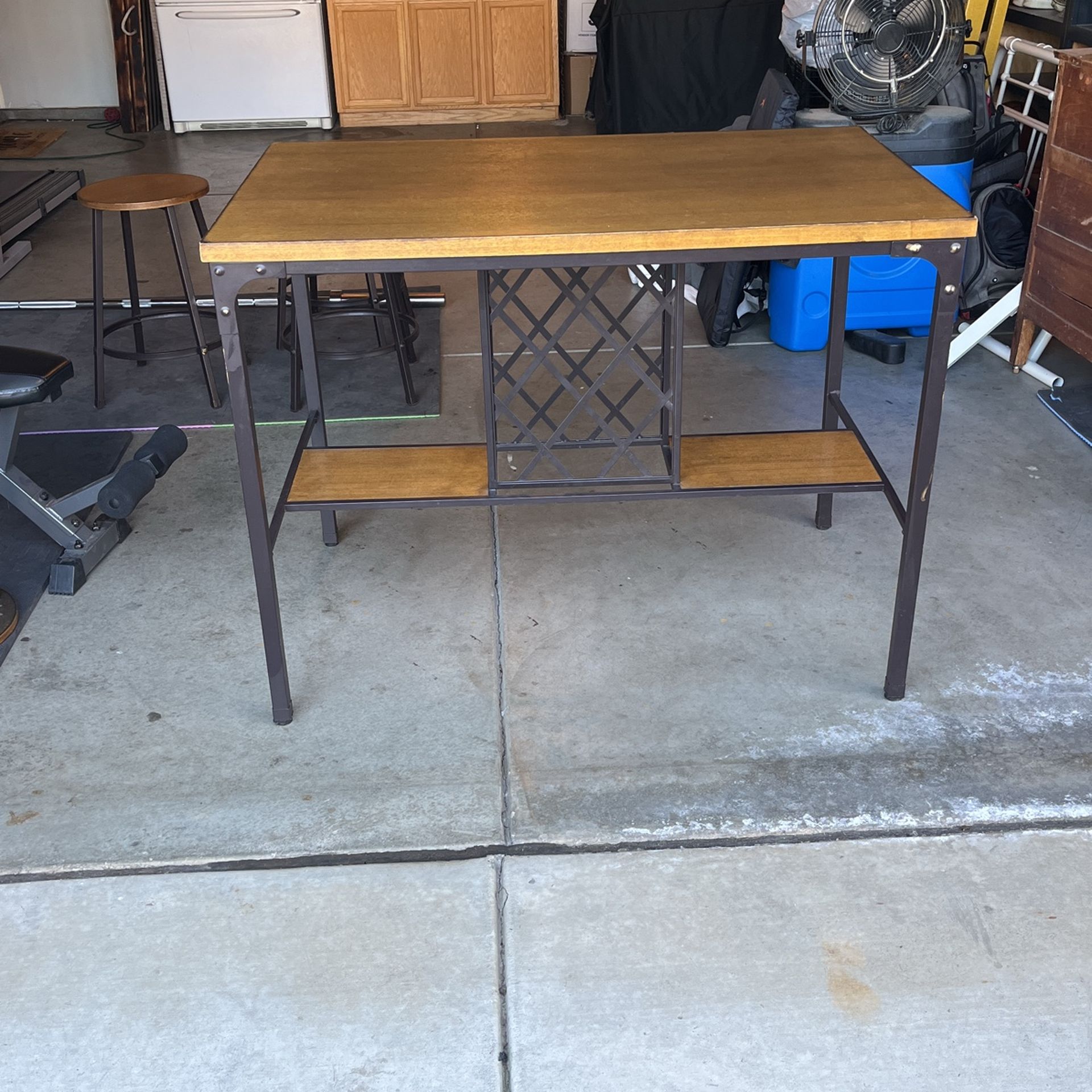 Counter Height Wooden Table 4 Stools Included One Broken. 3 Good