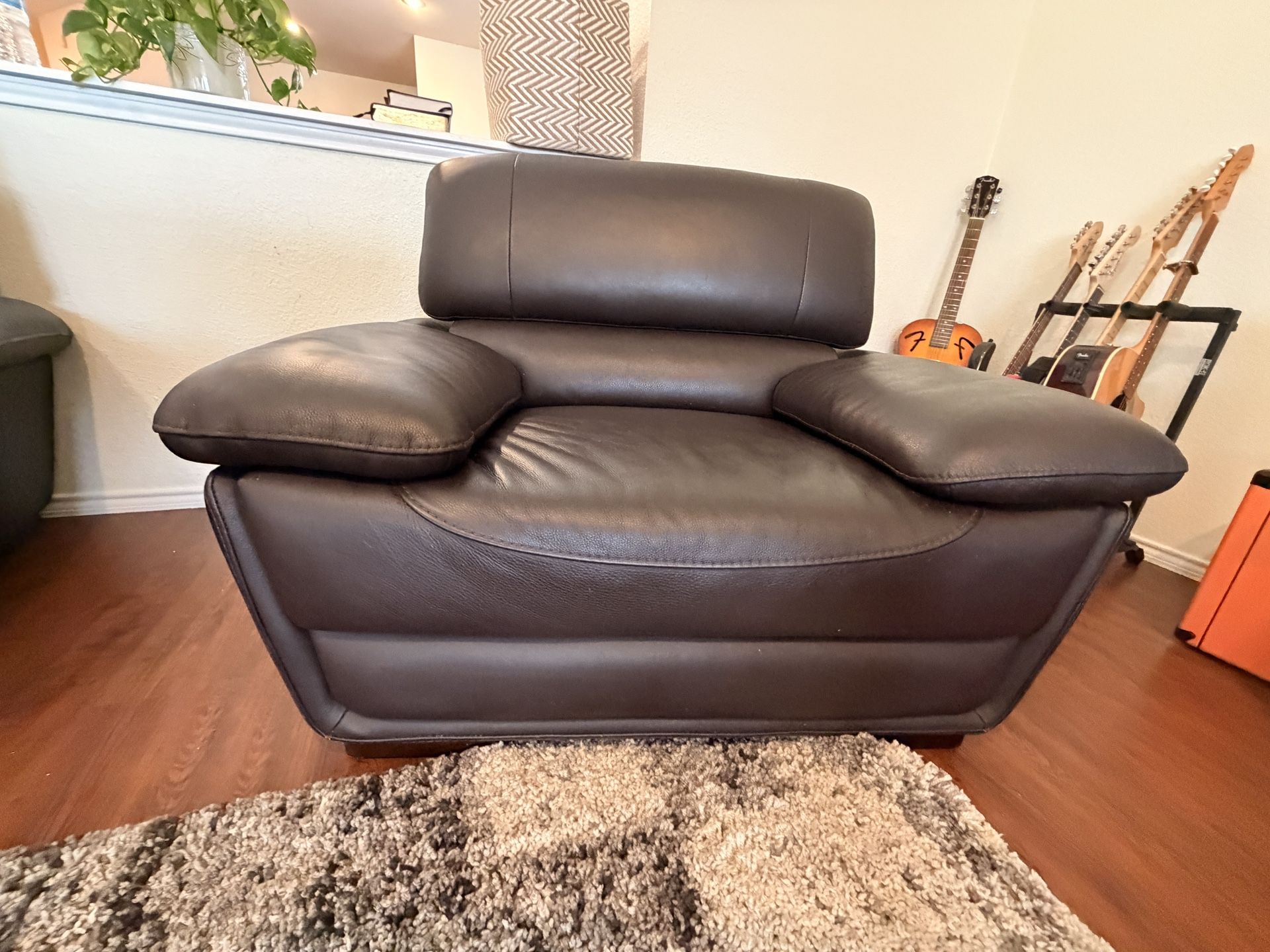 Leather Armchairs (Smoke/Pet Free House)