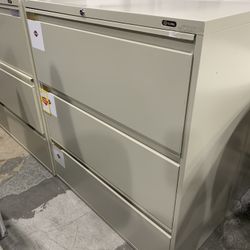 Metal 3 drawer file cabinet