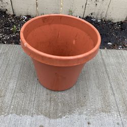 Plastic flower pot