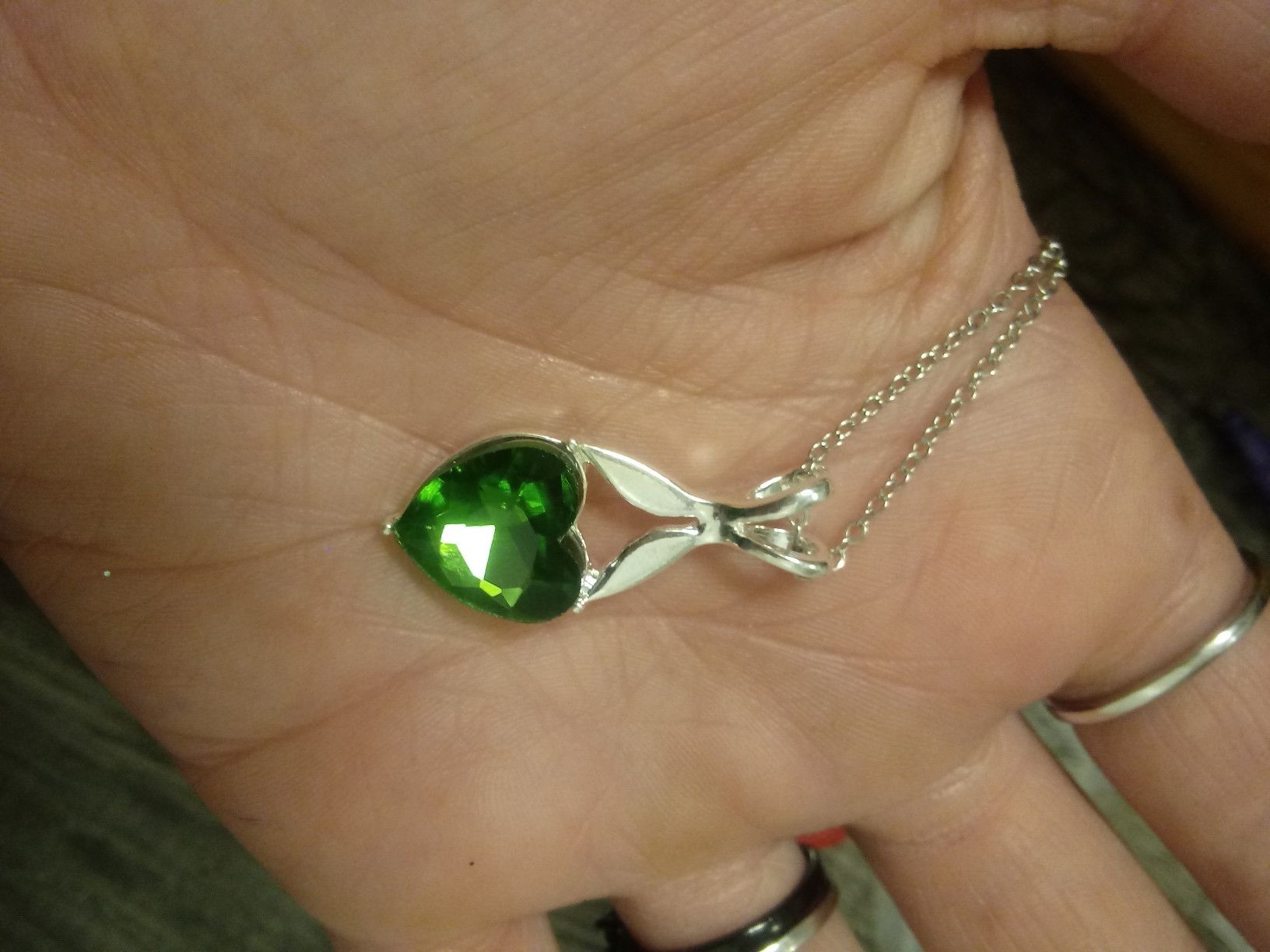 SiLveR Emerald Heart Charm NeCkLaCe