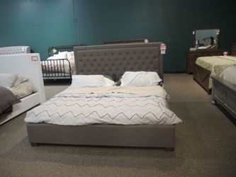 Steve Silver King Upholstered Platform Bed – Gray Tufted Headboard, Low Profile – Outlet Clearance