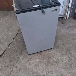 Semi New Magic Chef Mini Fridge