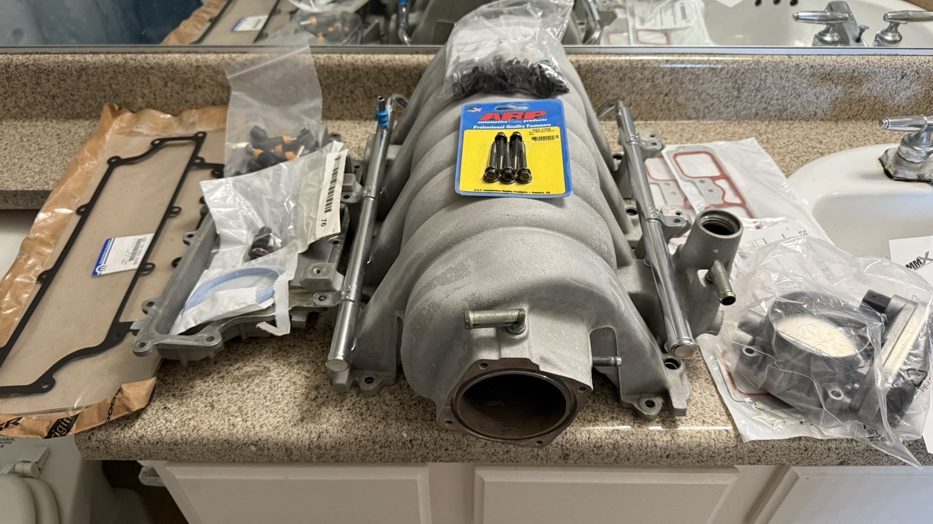 6.1 Hemi Intake manifold w/Ported Throttle body