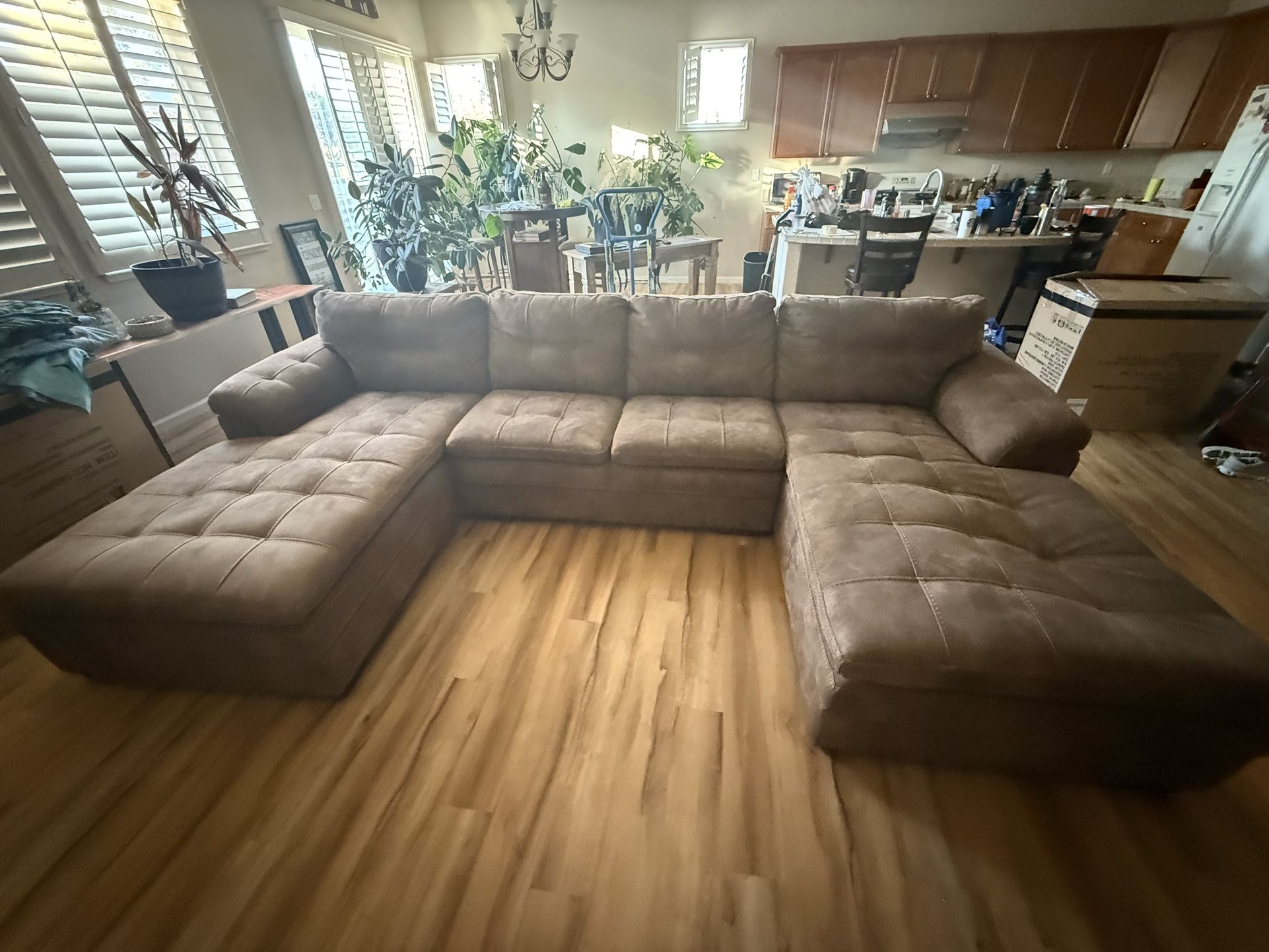 Large Sectional Sofa with Chaise Lounges – Excellent Condition