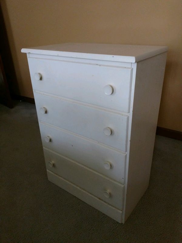 Simple White Dresser In Good Condition For Sale In Naperville Il