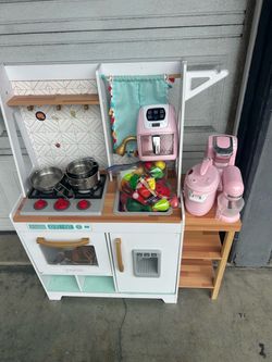 Kidkraft  little kitchen with accessories