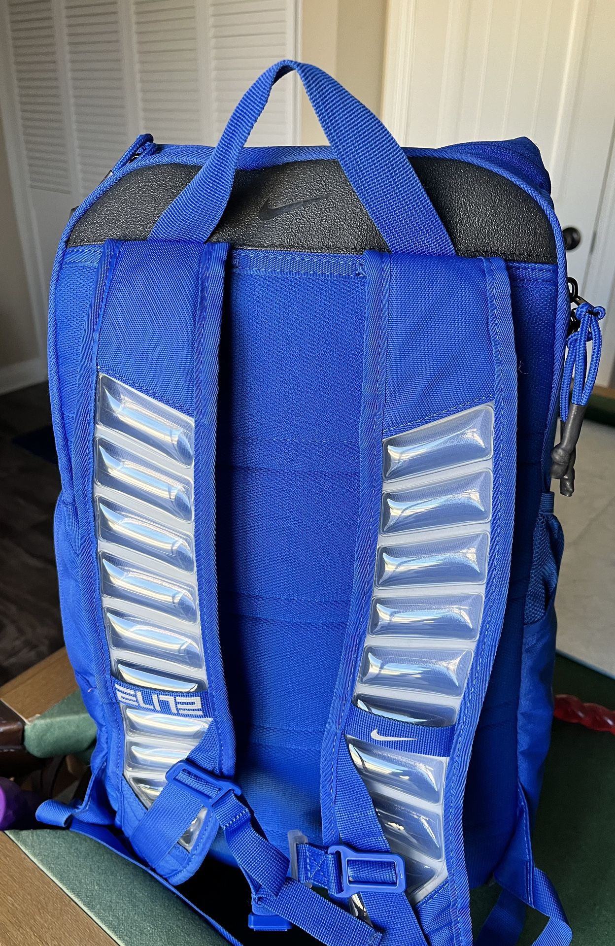 nike backpack with air bubble Oregon Team Issued Athlete 2021/2022  The NEST size basketball in the main compartment Sports backpack Nike Varsity Elite