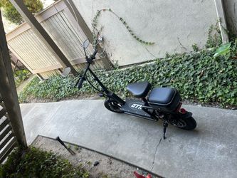 GT11 Seated E-Scooter