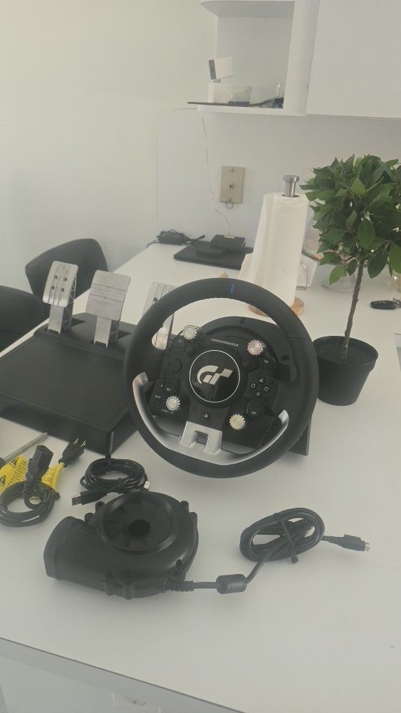 Thrustmaster TGT Like New  Ps4/Ps5/PC