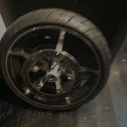 STOCK 19" 2024 ROAD GLIDE RIM- GLOSS BLACK/MACHINED W/ DISC BRAKES