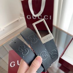 A fashionable and luxurious belt