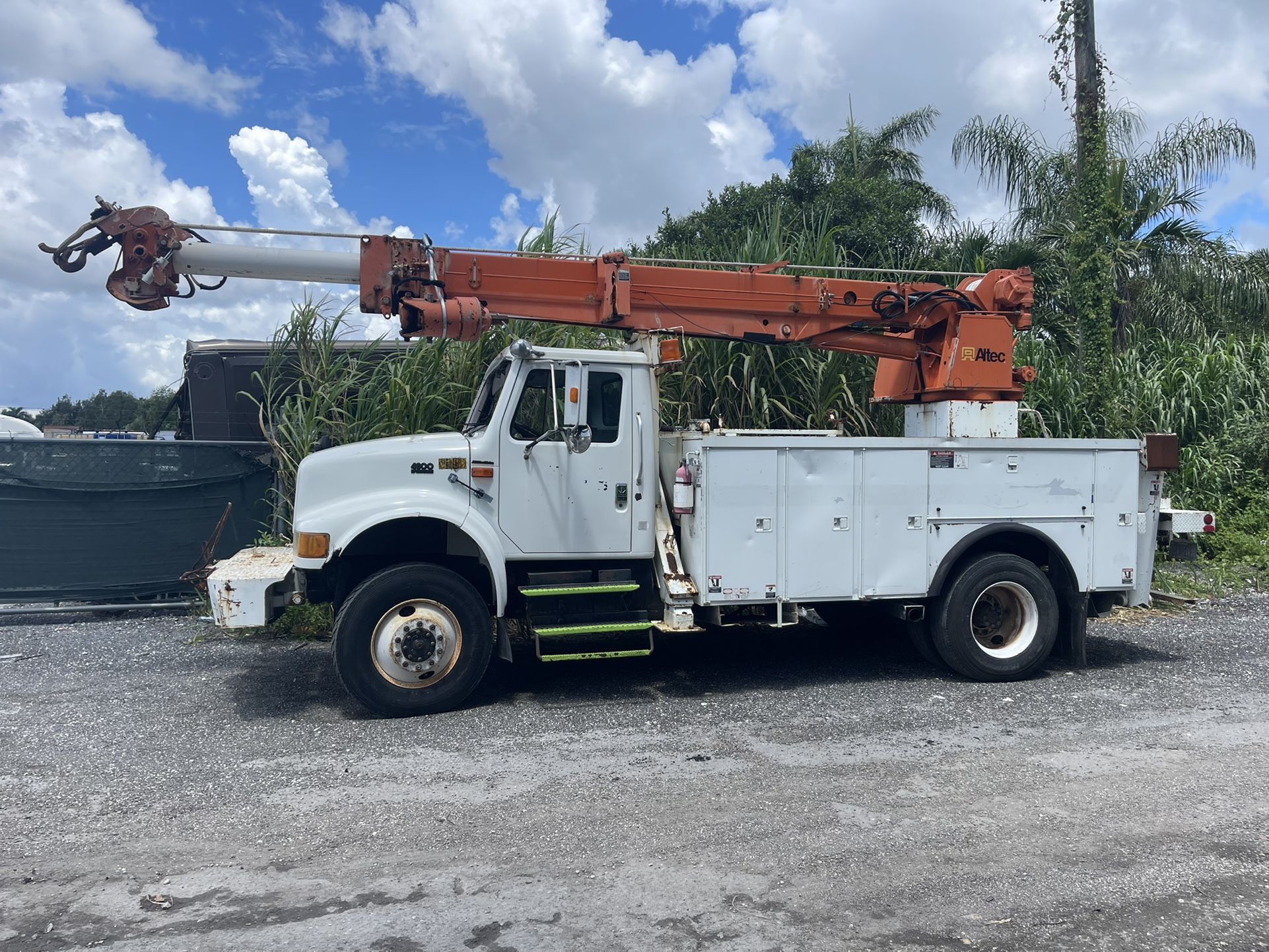 1998 International 4800 , Digger/Derrick Truck, Service/Utility Truck 4x4