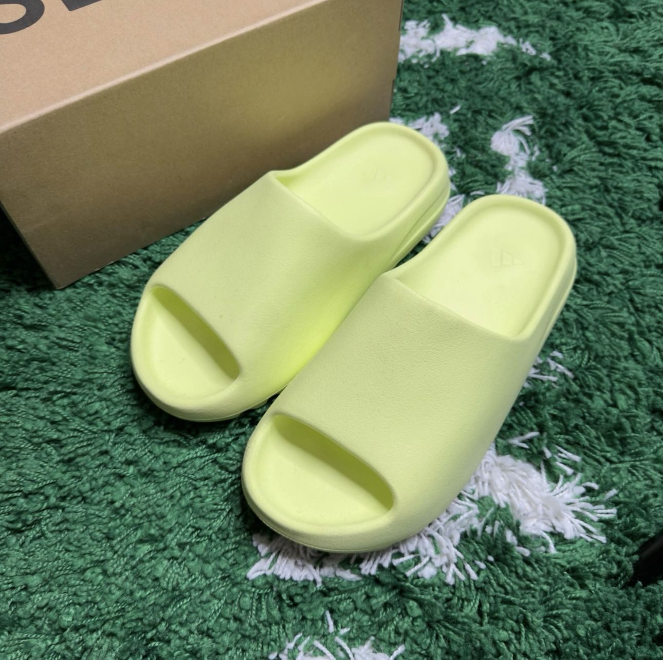 YEEZY SLIDE ‘GLOW GREEN’