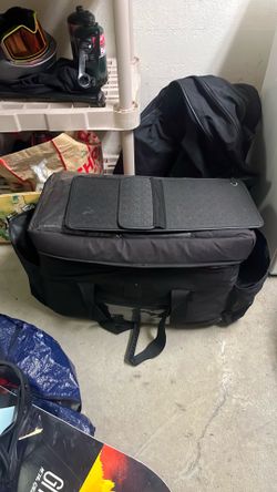 Black insulated food and beverage carriers