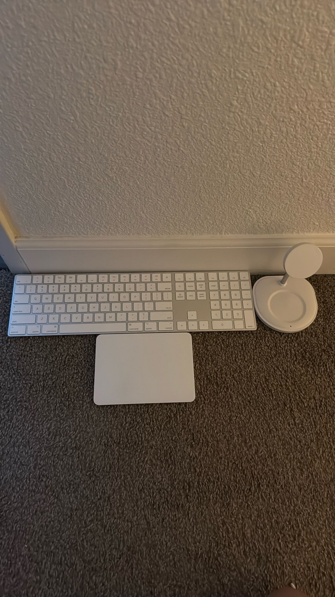 Apple Keyboard - Magic Trackpad 2 - Charger