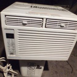 Emerson AC Unit 5000 BTU In Great Condition Very Cold Very Little Use