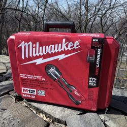Milwaukee M12 12-Volt Lithium-lon Force Logic Cordless Press Tool Kit (3 Jaws Included) with Two 1.5 Ah Battery and Hard Case   press tool, this kit i