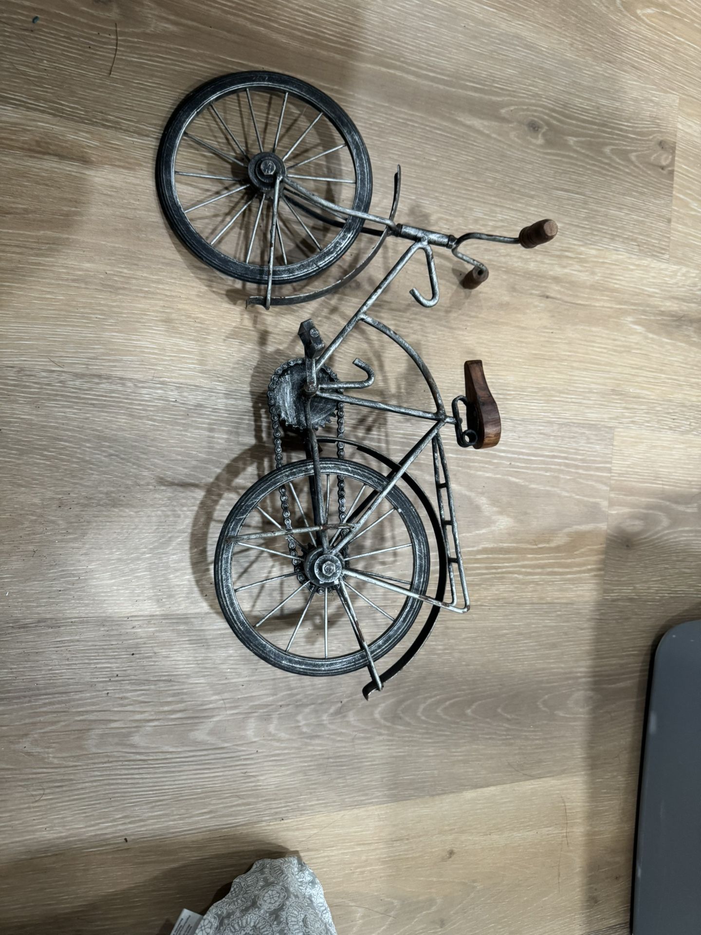 Metal Classic Bicycle Decor Moving Wheels Chain and Pedals Wood Seat