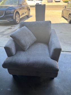 Oversized Macy’s Chair *Super Comfortable*
