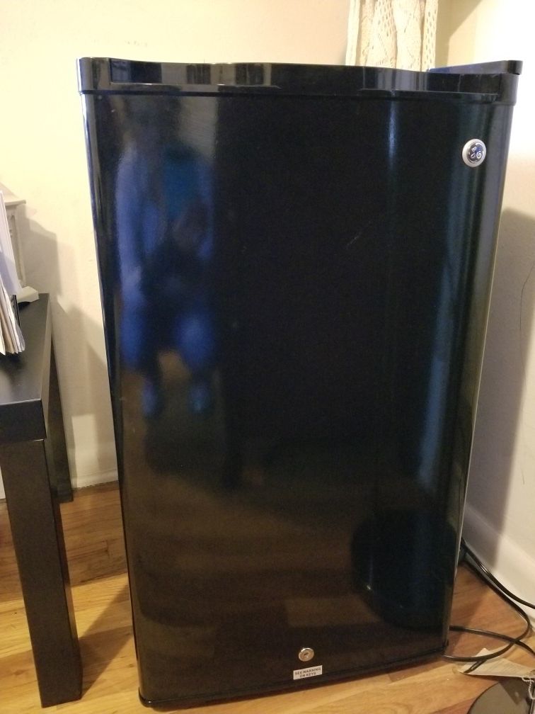 Black Samsung Mini Refrigerator CD130C-L1Z2 HC1
