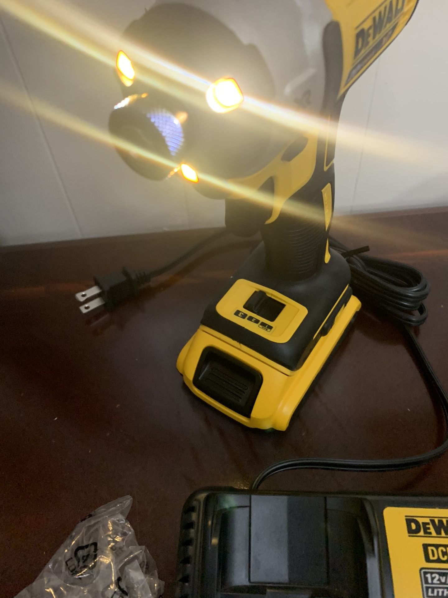 DEWALT 20v imapact xr 3-Speed brushles battery 2.0 and charger new
