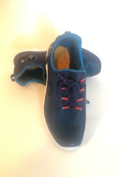 Men’s Reebok runners dri fit size 12 blue in color ultra lights