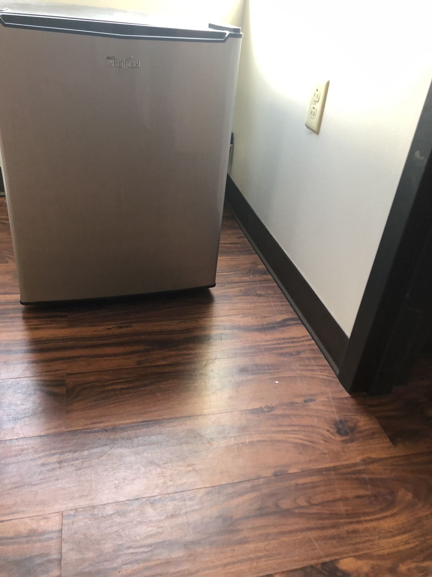 Whirlpool mini fridge (pick up only)