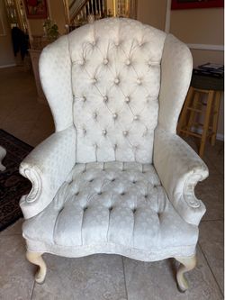 Wing back accent chair