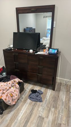 Dresser With Mirror