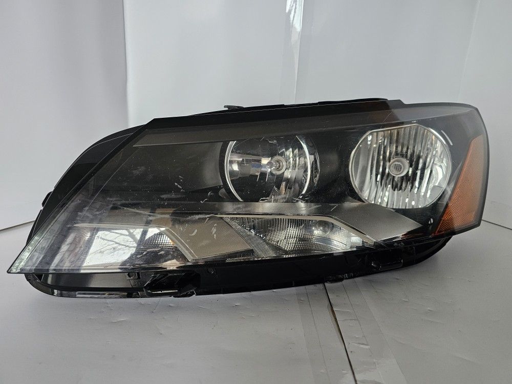 2012-2015 Use Volkswagen Passat Halogen Headlight Left Driver Side.
