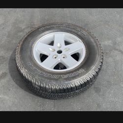  1 X 255/75r17 5x5 5x127 Jeep JK wrangler Stock Aluminum Wheels Rims Rim 100% Tire Treads !!!!