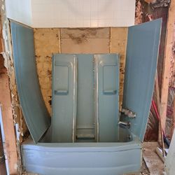 STEEL BATHTUB WITH WALL PANELS