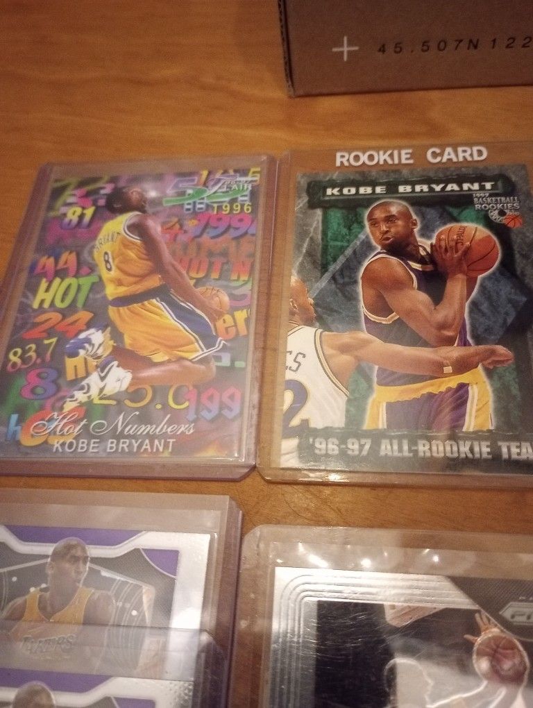 12 Kobe Bryant Cards