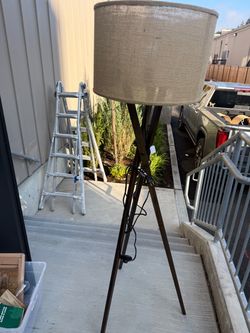 Modern Wooden Tripod Floor Lamp – Burlap Shade